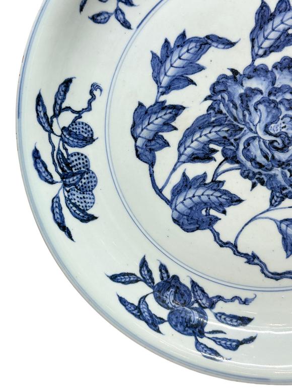 Castle AuctionA large Blue&White plate decorated with flower, Ming Dynasty Pr. 