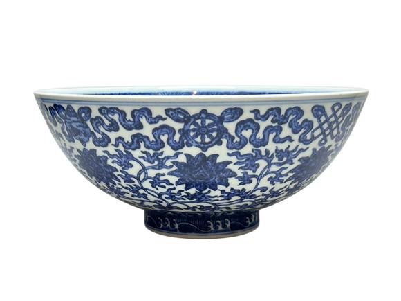 Castle AuctionA Blue-and-white bowl with nice decoration, Qian Long Pr. 