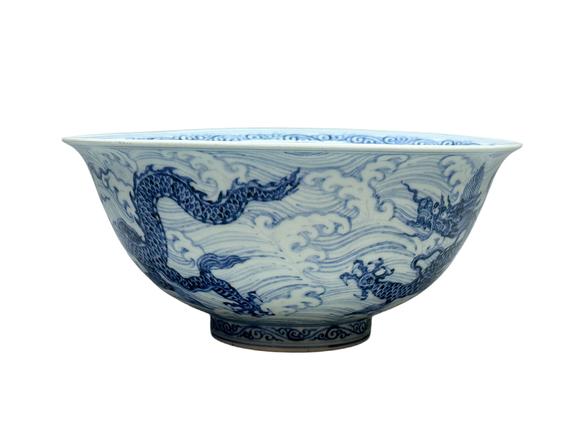 Castle AuctionA large Blue-and-white bowl decorated with sea-water dragon pattern, Ming Dynasty Pr. 