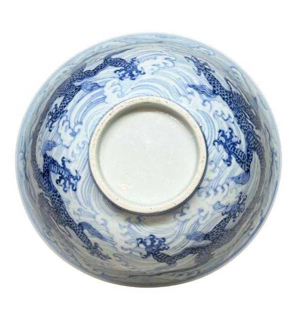 Castle AuctionA large Blue-and-white bowl decorated with sea-water dragon pattern, Ming Dynasty Pr. 