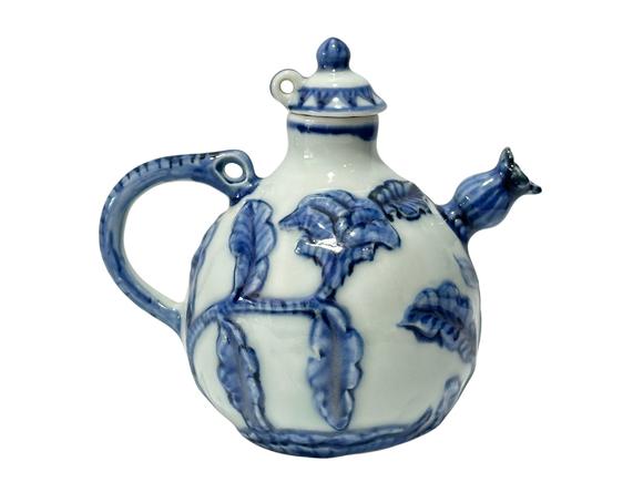 Castle AuctionA Chinese Blue-and-white pot, Ming Dynasty Pr. 