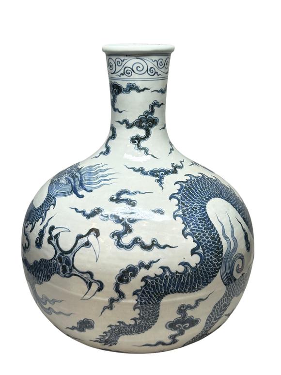 Castle AuctionA Blue-and-white dragon-patterned ball vase, Ming Dynasty Pr. 