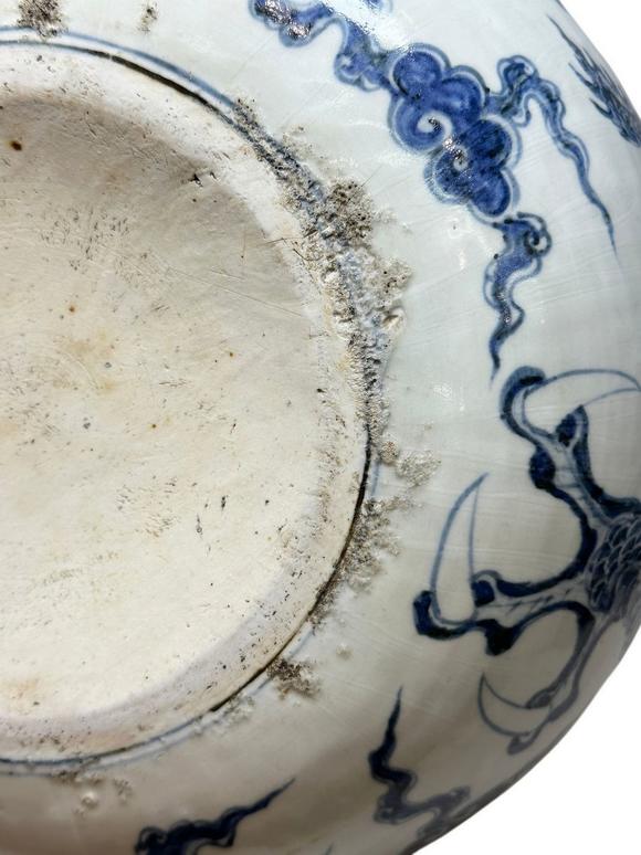 Castle AuctionA Blue-and-white dragon-patterned ball vase, Ming Dynasty Pr. 