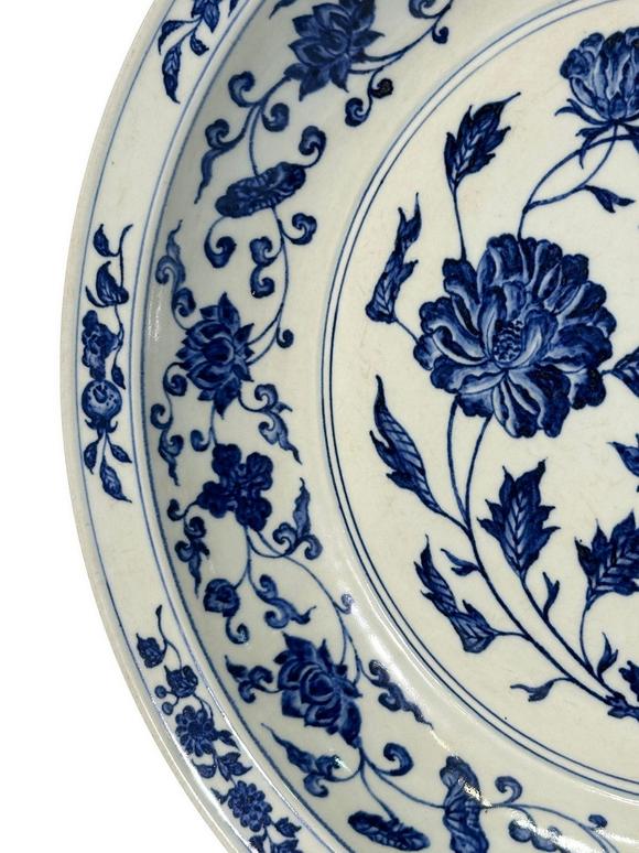 Castle AuctionA Chinese plate of blue-and-white with flower-patterned, Ming Dynasty Pr. 