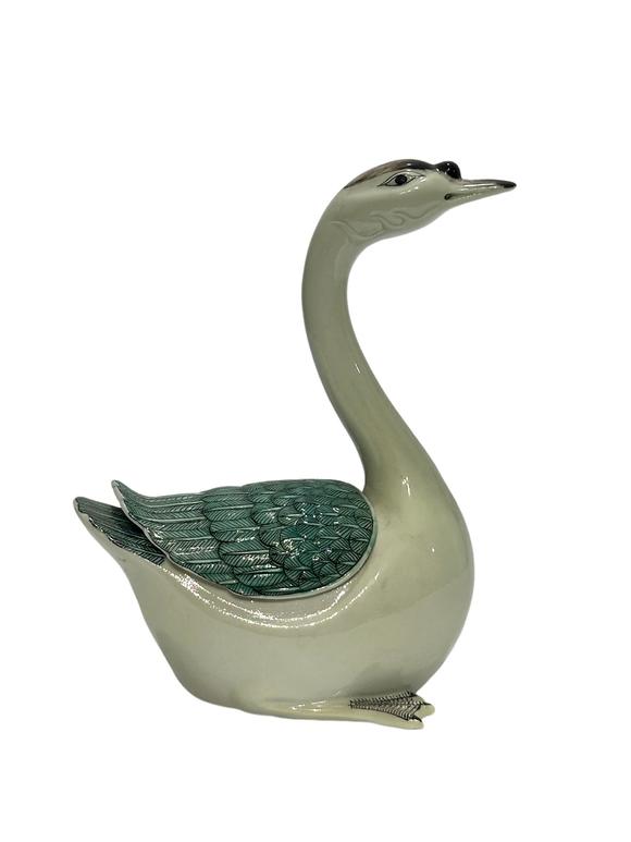 Castle AuctionA Chinese porcelain Duck sahpe aromatherapy, Ming Dynasty Pr. 
