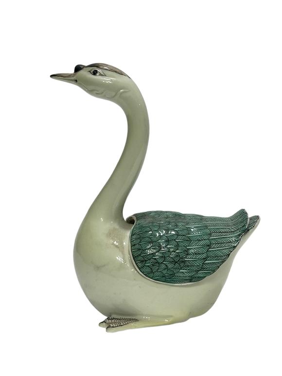 Castle AuctionA Chinese porcelain Duck sahpe aromatherapy, Ming Dynasty Pr. 