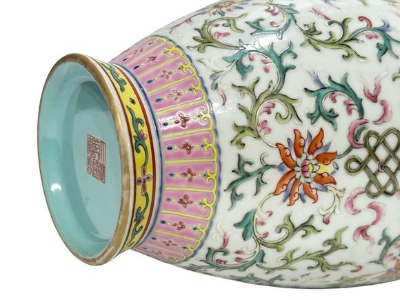 Castle AuctionA Chinese Famille Rose vase, Qian Long Pr. 