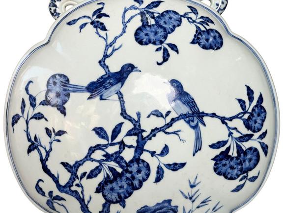 Castle AuctionA blue-and-white vase with birds pattern, Qing Dynasty Pr. 