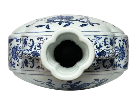 Castle AuctionA blue-and-white vase with birds pattern, Qing Dynasty Pr. 