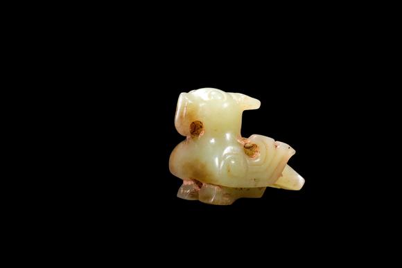 Castle AuctionA Pale Yellow Jade Recumbent Bird Carving, Late Shang, Circa 12th–11th C BC Pr.