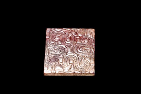 Castle AuctionA Red-Stained Jade Square Dragon Plaque, Western Zhou, Circa 10th–9th C BC Pr.