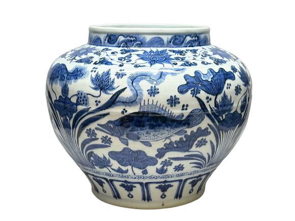 Castle AuctionA fine Blue-and-white jar with fish and algae pattern, Ming Dynasty Pr. 