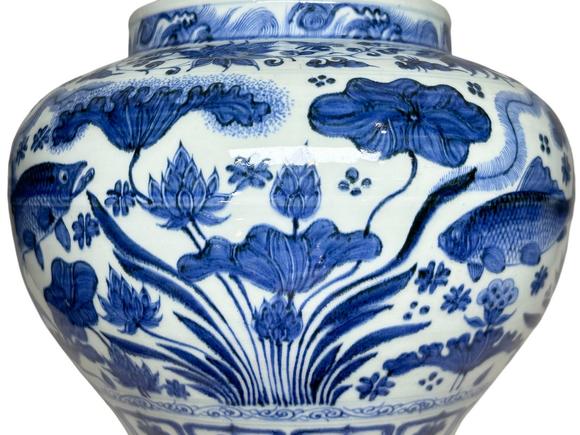 Castle AuctionA fine Blue-and-white jar with fish and algae pattern, Ming Dynasty Pr. 