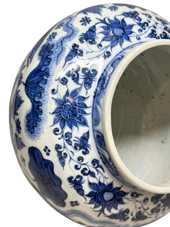 Castle AuctionA fine Blue-and-white jar with fish and algae pattern, Ming Dynasty Pr. 