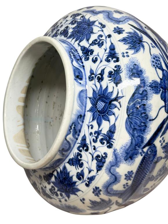 Castle AuctionA fine Blue-and-white jar with fish and algae pattern, Ming Dynasty Pr. 