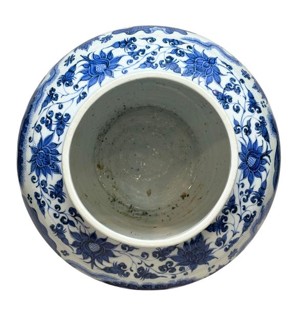 Castle AuctionA fine Blue-and-white jar with fish and algae pattern, Ming Dynasty Pr. 
