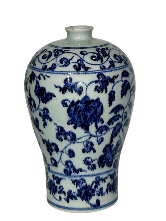 Castle AuctionA Chinese blue-and-white plum vase with entwined lotus patterns, Ming Dynasty Pr. 