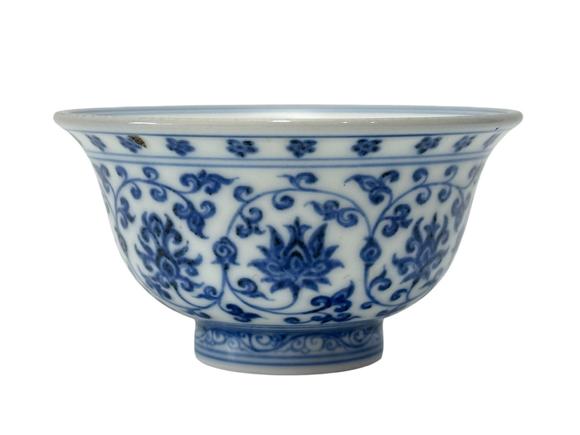 Castle AuctionA Chinese blue-and-white cup with entwined lotus pattern, Ming Dynasty Pr. 