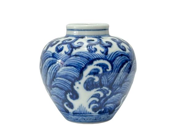 Castle AuctionBlue-and-white jar with seawater pattern, Ming Dynasty Pr. 