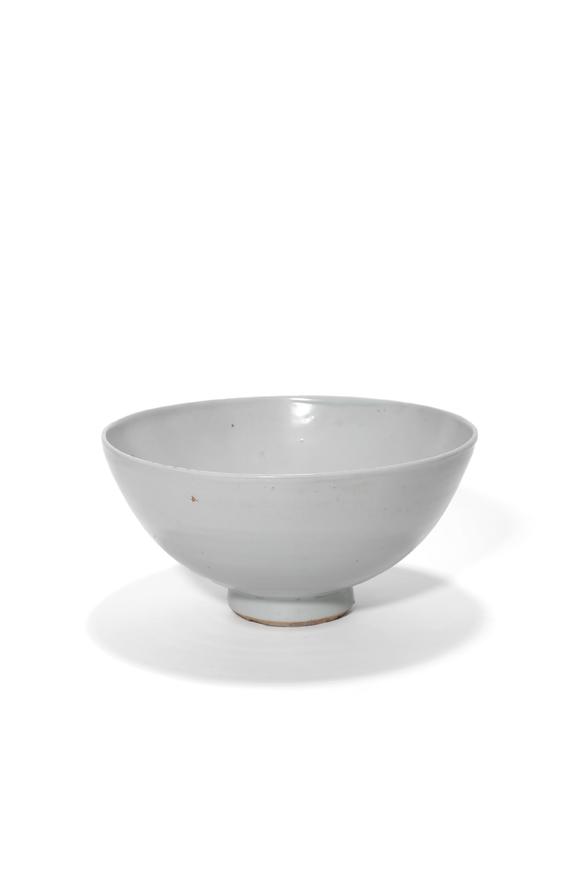 Castle AuctionA White Glaze Porcelain Bowl, 14th–17th C Pr.