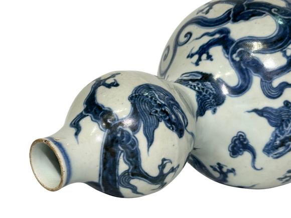 Castle AuctionBlue and white dragon-patterned gourd vase, Ming Dynasty Pr. 