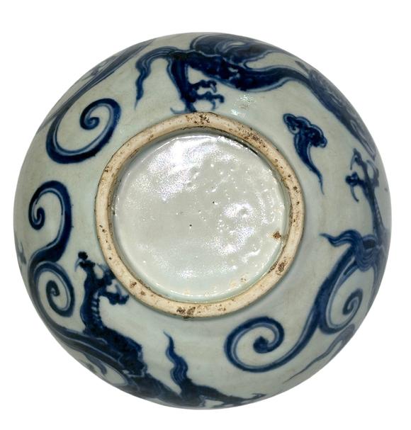 Castle AuctionBlue and white dragon-patterned gourd vase, Ming Dynasty Pr. 