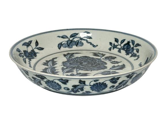 Castle AuctionBlue-and-white floral plate, Ming Dynasty Pr. 