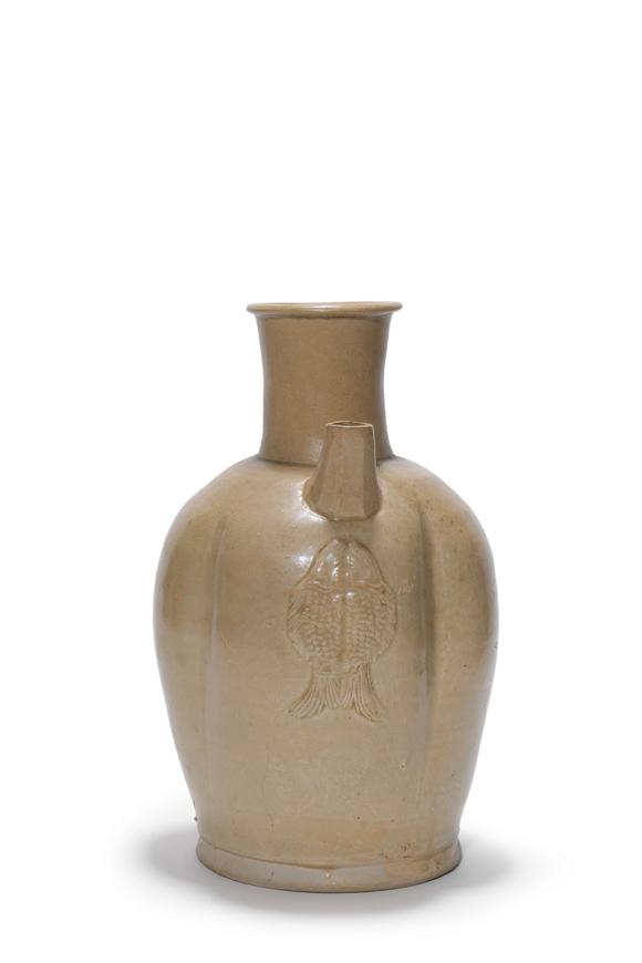 Castle AuctionA Yue Kiln Lobed Ewer, 9th–10th C Pr.