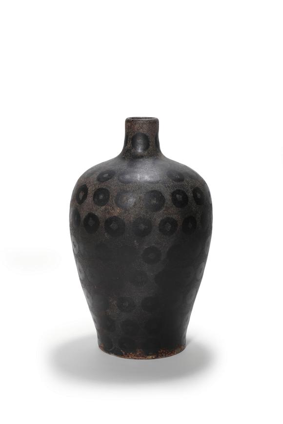 Castle AuctionA Jizhou Kiln Circular Spotted Meiping Vase, 12th–13th C Pr.
