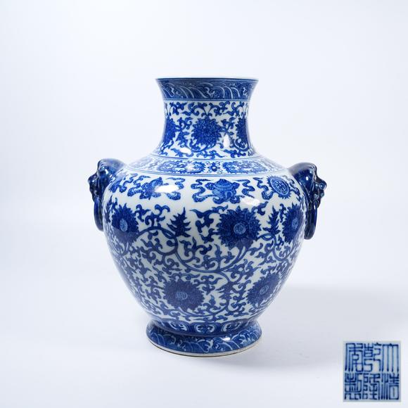 弘楊株式會(huì)社青花纏枝花卉托八寶紋輔首尊