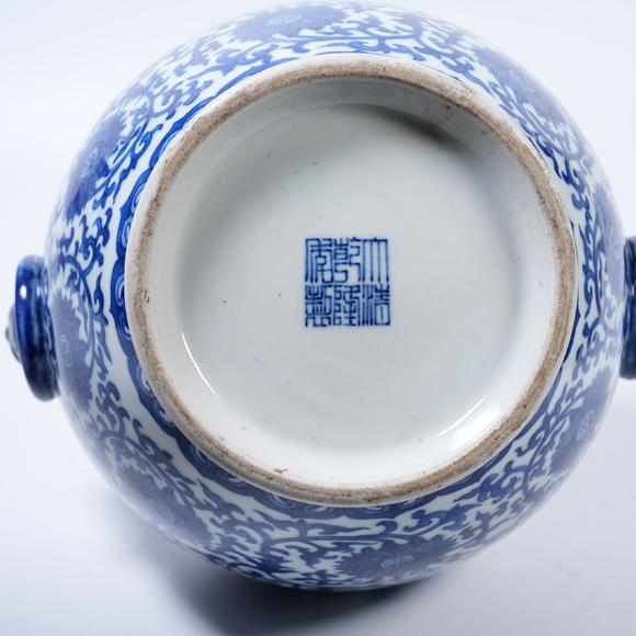 弘楊株式會(huì)社青花纏枝花卉托八寶紋輔首尊
