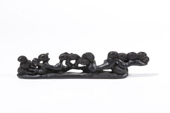 弘楊株式會(huì)社紫檀木雕松樹(shù)紋擺件