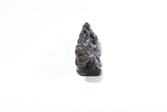 弘楊株式會(huì)社紫檀木雕松樹(shù)紋擺件