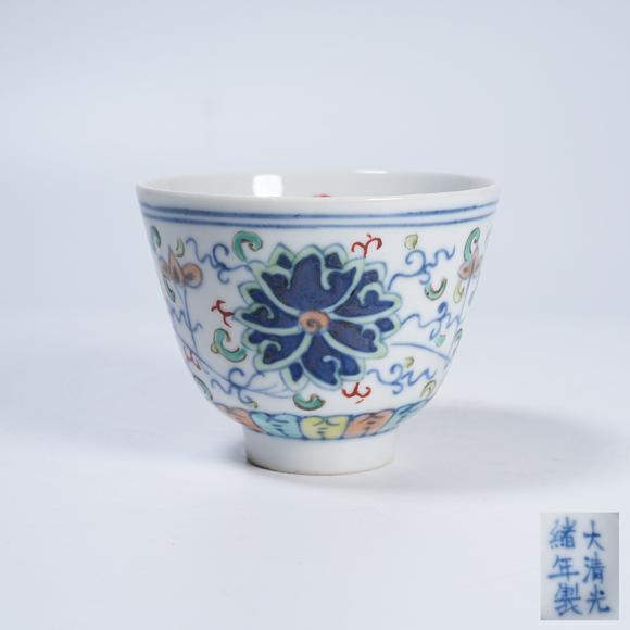 弘楊株式會(huì)社鬥彩花卉紋杯