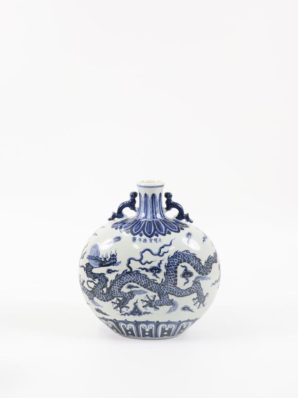 北京崇仁拍賣宣德年制青花龍紋雙耳扁瓶
