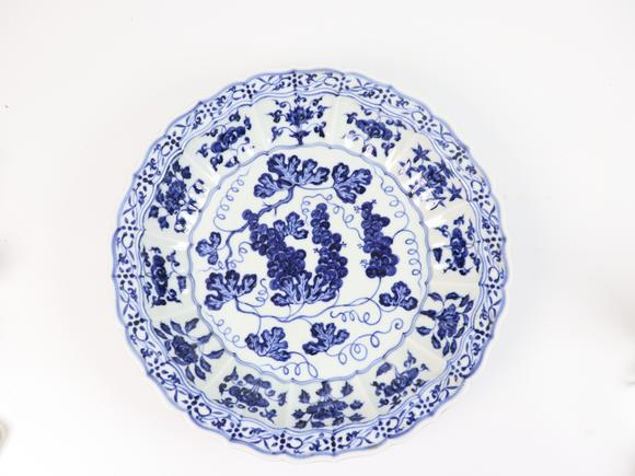 北京崇仁拍賣(mài)明青花四季花卉紋葵口大盤(pán)