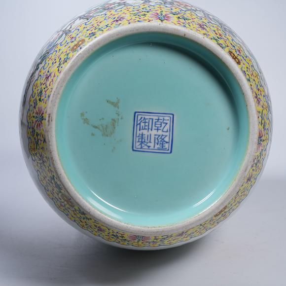 弘楊株式會(huì)社粉彩花卉紋龍耳瓶