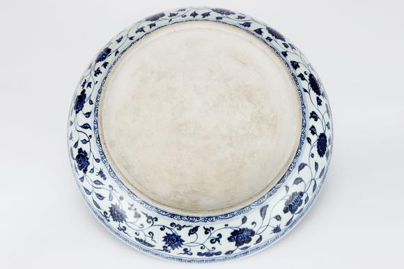 金澤美術(shù)明永樂(lè) 青花留白暗刻海水龍紋大盤(pán)