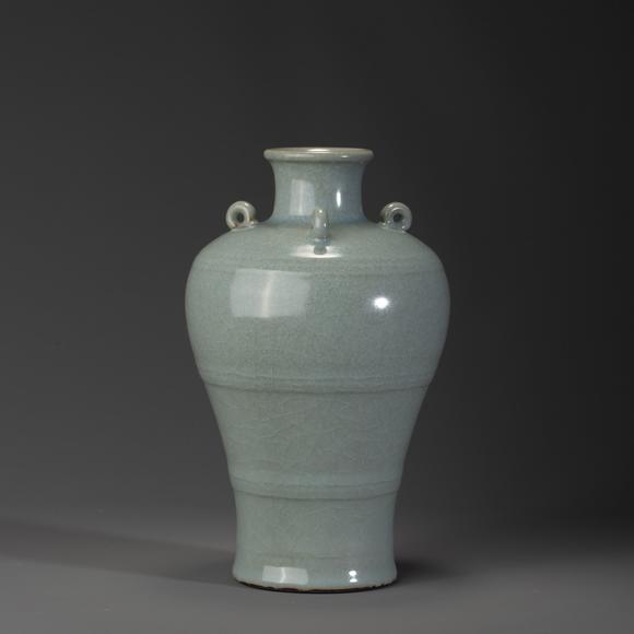金澤美術(shù)青釉旋紋三系梅瓶