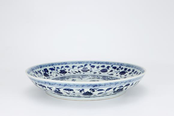 金澤美術(shù)明永樂(lè) 青花留白暗刻海水龍紋大盤(pán)