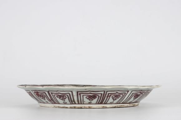 Cascade'sMing Hongwu Glazed Red Twisted Floral Rhombus Mouth Plate | 明洪武 釉裏紅纏枝花卉紋菱花口盤