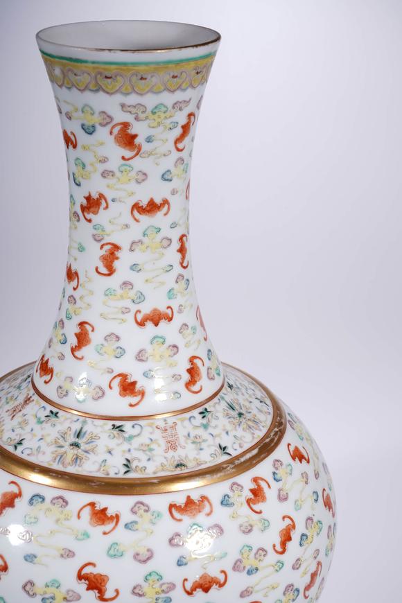 Cascade'sQing Xuantong Pink Clouds Bat Pattern Hongfu Qitian Appreciation Bottle | 清宣統(tǒng) 粉彩雲(yún)蝠紋洪福齊天賞瓶