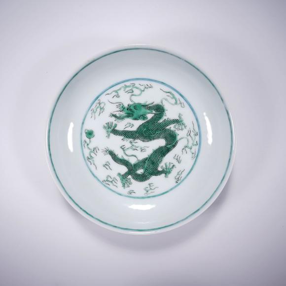Cascade'sQing gan long white glaze green dragon pattern plate | 清乾隆 白釉綠彩龍紋盤