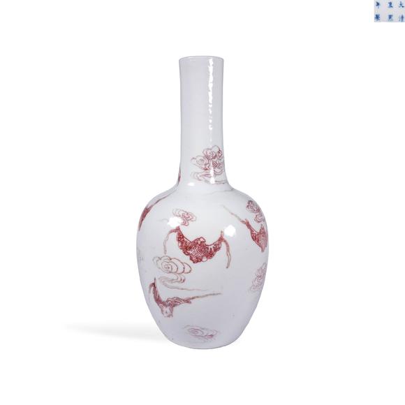 Cascade'sStraight neck bottle with red cloud bat pattern in glaze of Kangxi in Qing Dynasty | 清康熙 釉裏紅雲(yún)蝠紋直頸瓶