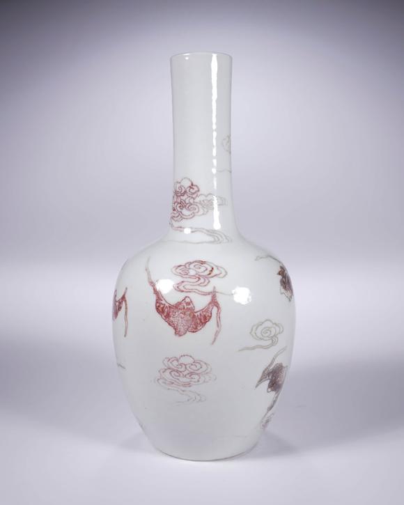 Cascade'sStraight neck bottle with red cloud bat pattern in glaze of Kangxi in Qing Dynasty | 清康熙 釉裏紅雲(yún)蝠紋直頸瓶
