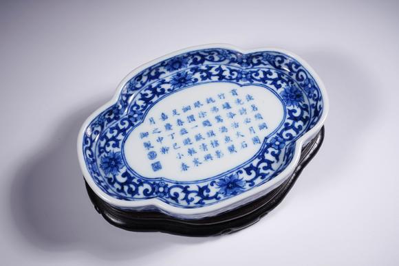 Cascade'sBegonia plate of Qing Jiaqing's blue and white imperial poems | 清嘉慶 青花禦題詩(shī)海棠盤(pán)