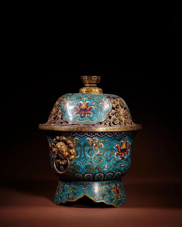 Cascade'sQingganlong copper tire, filigree enamel and lotus pattern animal ear ring cover furnace | 清乾隆 銅胎掐絲琺瑯纏枝蓮紋獸耳銜環(huán)蓋爐