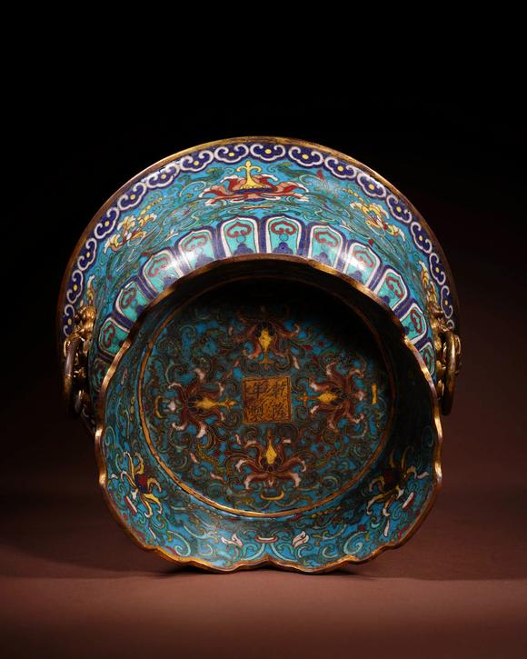 Cascade'sQingganlong copper tire, filigree enamel and lotus pattern animal ear ring cover furnace | 清乾隆 銅胎掐絲琺瑯纏枝蓮紋獸耳銜環(huán)蓋爐