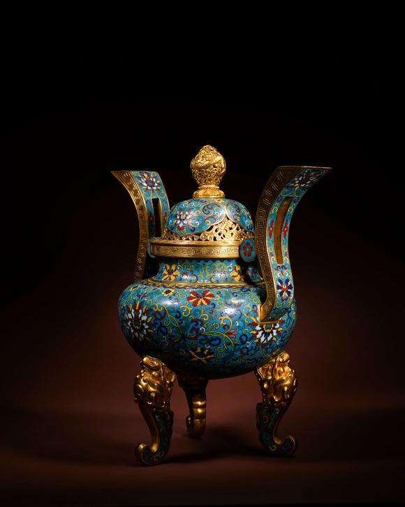 Cascade'sThree-legged cover furnace with clear, dry and long copper tire, twisted wire and enamel crown ear | 清乾隆 銅胎掐絲琺瑯朝冠耳三足蓋爐