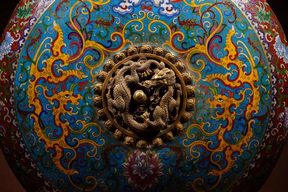 Cascade'sQingganlong copper tire twisted silk enamel Shuanglong ear moon bottle | 清乾隆 銅胎掐絲琺瑯雙龍耳抱月瓶